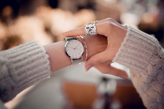 Biżuteria Calvin Klein – jak łączyć ją z zegarkami tej marki?