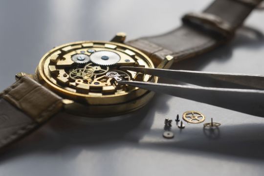 Jak dbać o zegarek, by służył Ci lata? Praktyczny przewodnik SWISS